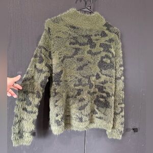 Fate fuzzy sweater - green leopard - size M
